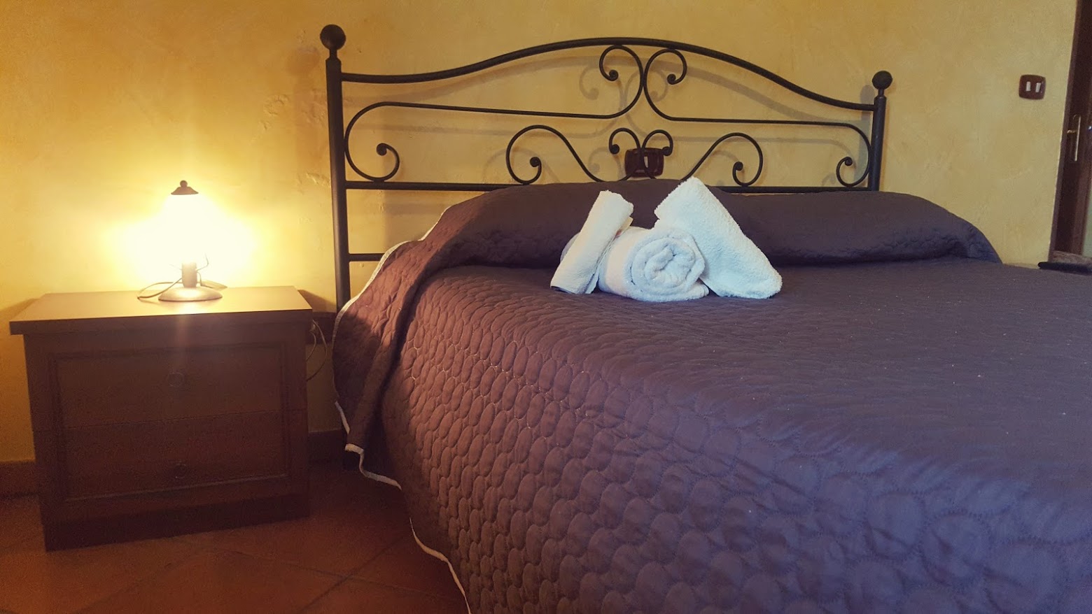 camera con letto matrimoniale agriturismo zampacorta macchiagodena